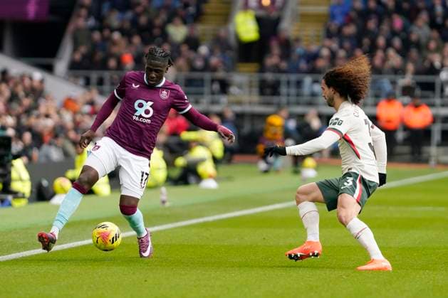 Burnley v Chelsea FC, Burnley, UK - 22 Nov 2025 Loum Tchauona of Burnley FC battles for the ball with Marc Cucurella of Chelsea FC during the Premier League match between Burnley and Chelsea FC at Turf Moor, Burnley on 22 November 2025 ( Burnley Turf Moor Burnley England Copyright: xHarryxCornish PPAUKx PPA-231041