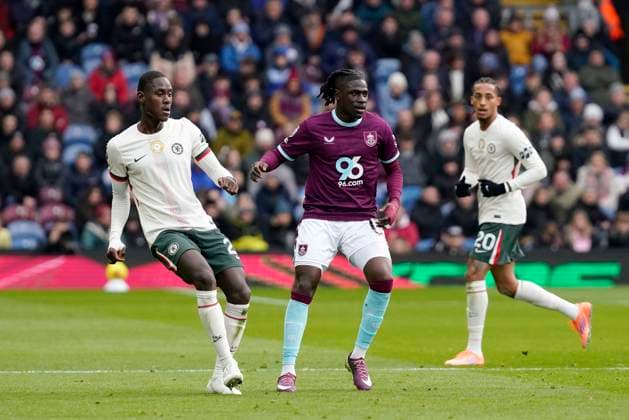 Burnley v Chelsea FC, Burnley, UK - 22 Nov 2025 Trevoh Chalobah of Chelsea FC and Loum Tchauona of Burnley FC during the Premier League match between Burnley and Chelsea FC at Turf Moor, Burnley on 22 November 2025 ( Burnley Turf Moor Burnley England Copyright: xHarryxCornish PPAUKx PPA-231045