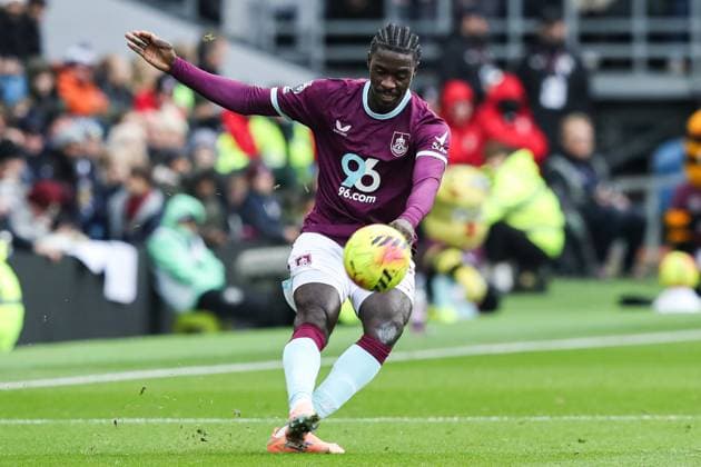 Premier League Burnley v Chelsea Axel Tuanzebe of Burnley passes the ball forward during the Premier League match Burnley vs Chelsea at Turf Moor, Burnley, United Kingdom, 22nd November 2025 (Photo by Jorge Horsted News Images) Burnley Turf Moor Lancashire United Kingdom Copyright: xJorgexHorsted NewsxImagesx