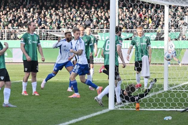 Mika Tom Wallentowitz FC Schalke 04s goal is disallowed due to goalkeeper obstruction 22 11 2025, Soccer 2 Bundesliga, Season 2025 2026, 13 Matchday, Preußen Münster FC Schalke 04 DFL regulations prohibit any use of photographs as image sequences and or quasi video Muenster Preussenstadion Nordrhein Westfalen Germany Team2