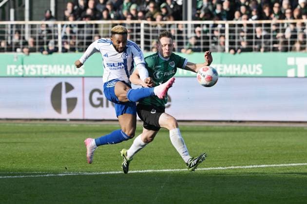 Moussa Sylla FC Schalke 04 fails, right Paul Jaeckel Preußen Münster 22 11 2025, Fußball 2 Bundesliga, Saison 2025 2026, 13 Spieltag, Preußen Münster FC Schalke 04 DFL regulations prohibit any use of photographs as image sequences and or quasi video Muenster Preussenstadion Nordrhein Westfalen Germany Team2