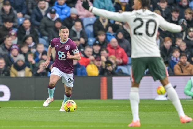 22nd November 2025; Turf Moor, Burnley, Lancashire, England; Premier League Football, Burnley versus Chelsea; Josh Cullen of Burnley makes a run with the ball  LeexDurkin
