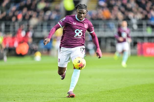 22nd November 2025; Turf Moor, Burnley, Lancashire, England; Premier League Football, Burnley versus Chelsea; Loum Tchaouna of Burnley controls the ball  LeexDurkin
