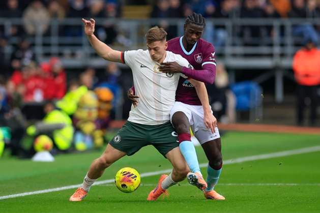 Burnley v Chelsea Premier League 22 11 2025. Liam Delap (9) of Chelsea and Lesley Ugochukwu (8) of Burnley challenge for the ball during the Premier League match between Burnley and Chelsea at Turf Moor, Burnley, England on 22 November 2025. Burnley Turf Moor Lancashire England Editorial use only DataCo restrictions apply See www.football-dataco.com , Copyright: xConorxMolloyx PSI-23234-0030