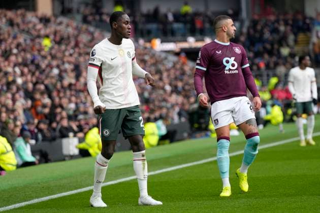 Burnley v Chelsea FC, Burnley, UK - 22 Nov 2025 Trevoh Chalobah of Chelsea FC and Kyle Walker of Burnley FC during the Premier League match between Burnley and Chelsea FC at Turf Moor, Burnley on 22 November 2025 ( Burnley Turf Moor Burnley England Copyright: xHarryxCornish PPAUKx PPA-231054