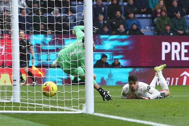 Pedro Neto of Chelsea scores their sides first goal Burnley v Chelsea, Premier League, Football, Turf Moor, Burnley, UK - 22 Nov 2025Burnley Turf Moor United Kingdom EDITORIAL USE ONLY No use with unauthorised audio, video, data, fixture lists, club league logos or live services. Online in-match use limited to 120 images, no video emulation. No use in betting, games or single club league player publications.  Copyright: xPhilxOldham Shutterstockx 15860595aw