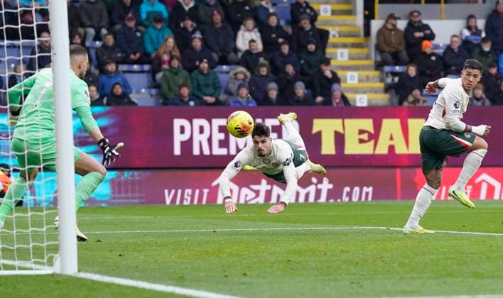 Burnley, England, 22nd November 2025. Pedro Neto of Chelsea (C) scores the opening goal during the Burnley vs Chelsea Premier League match at Turf Moor, Burnley. Picture credit should read: Andrew Yates Sportimage EDITORIAL USE ONLY. No use with unauthorised audio, video, data, fixture lists, club league logos or live services. Online in-match use limited to 120 images, no video emulation. No use in betting, games or single club league player publications. SPI_022_AY_BURNLEY_CHELSEA SPI-4301-0022