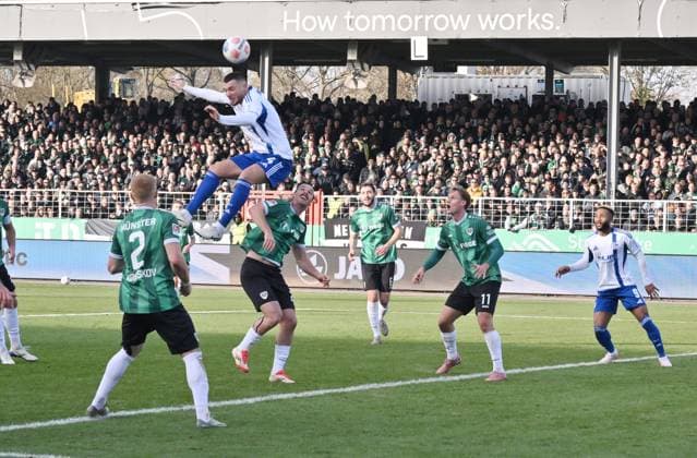 Header duel Hasan Kurucay FC Schalke 04 , Hasan Kurucay, left , against Jannis Heuer Preußen Münster 22 11 2025, Soccer 2 Bundesliga, Season 2025 2026, 13 Matchday, Preußen Münster FC Schalke 04 DFL regulations prohibit any use of photographs as image sequences and or quasi video Muenster Preussenstadion Nordrhein Westfalen Germany Team2