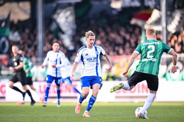 22 11 2025, Football, 2 Bundesliga, Season 2025 2026, Matchday 13, Preußen Münster FC Schalke 04, Mika Wallentowitz FC Schalke 04 , Mikkel Kirkeskov Preußen Münster xRHR PHOTO YYx Copyright: KROEGER RHR-FOTOx RHR-FOTO YY