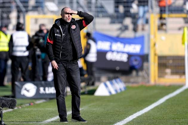 Daniel Scherning coach, head coach, SVWW , cropped image, full body, single image, single photo, action, action, on the sidelines, 22 11 2025, Mannheim Germany , football, 3 Liga, SV Waldhof Mannheim SV Wehen Wiesbaden, DFB DFL REGULATIONS PROHIBIT ANY USE OF PHOTOGRAPHS AS IMAGE SEQUENCES AND OR QUASI VIDEO xozx