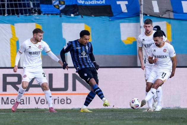 from left Ole Wohlers SVWW, 21 , Samuel Abifade SV Waldhof, 17 , Jordy Gillekens SVWW, 27 , Tarik Gözüsirin SVWW, 11 , duel, duel scene, duel, tackle, tackling, dynamics, action, Action, 22 11 2025, Mannheim Germany , Soccer, 3 Liga, SV Waldhof Mannheim SV Wehen Wiesbaden, DFB DFL REGULATIONS PROHIBIT ANY USE OF PHOTOGRAPHS AS IMAGE SEQUENCES AND OR QUASI VIDEO xozx