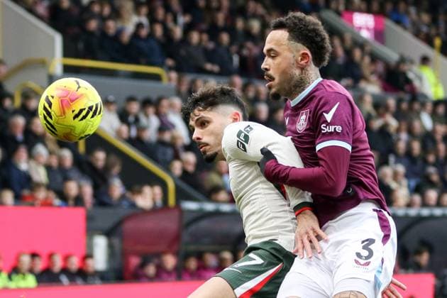 Pedro Neto (7 Chelsea) controls the ball during the Premier League match between Burnley and Chelsea at Turf Moor in Burnley, England on November 22nd 2025. Copyright: xSeanxChandlerx xSPPx Sportspressphoto_SPR64642