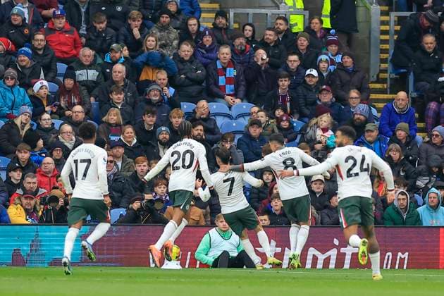 Burnley v Chelsea Premier League 22 11 2025. Pedro Neto (7) of Chelsea celebrates scoring to make it 0-1 during the Premier League match between Burnley and Chelsea at Turf Moor, Burnley, England on 22 November 2025. Burnley Turf Moor Lancashire England Editorial use only DataCo restrictions apply See www.football-dataco.com , Copyright: xConorxMolloyx PSI-23234-0031