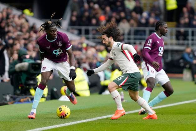 Burnley v Chelsea FC, Burnley, UK - 22 Nov 2025 Lesley Ugochukwu of Burnley FC battles for the ball with Marc Cucurella of Chelsea FC during the Premier League match between Burnley and Chelsea FC at Turf Moor, Burnley on 22 November 2025 ( Burnley Turf Moor Burnley England Copyright: xHarryxCornish PPAUKx PPA-231056