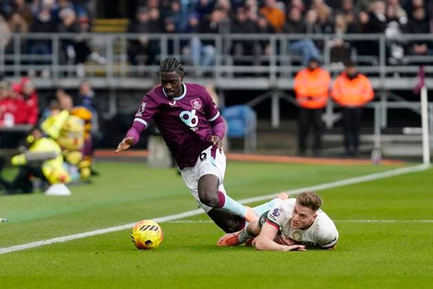 Burnley v Chelsea FC, Burnley, UK - 22 Nov 2025 Axel Tuanzebe of Burnley FC battles for the ball with Liam Delap of Chelsea FC during the Premier League match between Burnley and Chelsea FC at Turf Moor, Burnley on 22 November 2025 ( Burnley Turf Moor Burnley England Copyright: xHarryxCornish PPAUKx PPA-231057