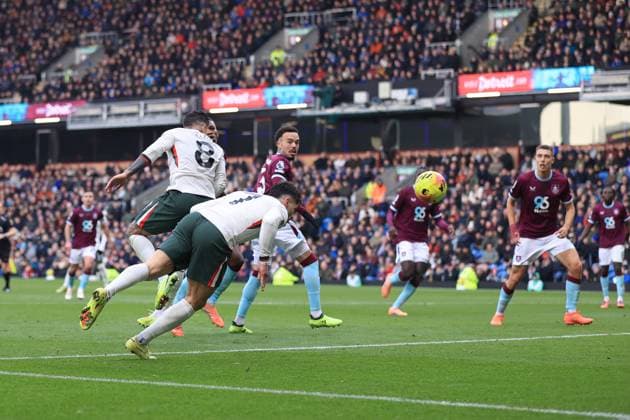 Fußball Premier League Burnley gegen Chelsea 22. November 2025 Premier League Burnley gegen Chelsea Pedro Neto von Chelsea erzielt das erste Tor Foto Simon Stacpoole Abseits Burnley UK  Copyright: xSimonxStacpoolexOffside