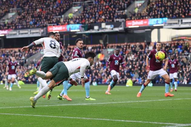 Fußball Premier League Burnley gegen Chelsea 22. November 2025 Premier League Burnley gegen Chelsea Pedro Neto von Chelsea erzielt das erste Tor Foto Simon Stacpoole Abseits Burnley UK  Copyright: xSimonxStacpoolexOffside
