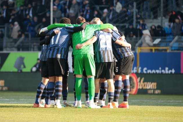 22 11 2025, xhettx, Fussball 3 Liga, SV Waldhof Mannheim SV Wehen Wiesbaden v l Waldhof vows to DFL DFB REGULATIONS PROHIBIT ANY USE OF PHOTOGRAPHS as IMAGE SEQUENCES and or QUASI VIDEO Mannheim