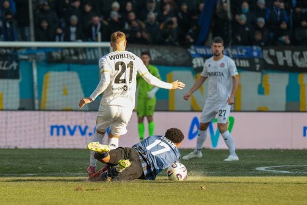 22 11 2025, xhettx, Football 3 League, SV Waldhof Mannheim SV Wehen Wiesbaden v l Zweikampf Ole Wohlers SV Wehen Wiesbaden, 21 and Samuel Abifade SV Waldhof Mannheim, 17 DFLB DFB REGULATIONS PROHIBIT ANY USE OF PHOTOGRAPHS as IMAGE SEQUENCES and or QUASI VIDEO Mannheim