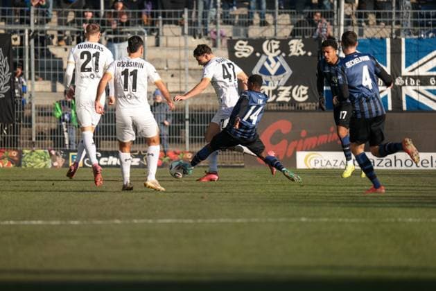 22 11 2025, xhettx, Football 3 League, SV Waldhof Mannheim SV Wehen Wiesbaden v l David Suarez Cardenes SV Wehen Wiesbaden, 47 loses the ball against Emmanuel Okuchukwu Iwe SV Waldhof Mannheim, 14 DFL DFB REGULATIONS PROHIBIT ANY USE OF PHOTOGRAPHS as IMAGE SEQUENCES and or QUASI VIDEO Mannheim