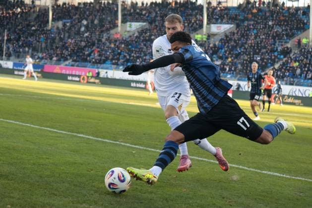22 11 2025, xhettx, Football 3 League, SV Waldhof Mannheim SV Wehen Wiesbaden v l Samuel Abifade SV Waldhof Mannheim, 17 clears in front of Ole Wohlers SV Wehen Wiesbaden, 21 DFL DFB REGULATIONS PROHIBIT ANY USE OF PHOTOGRAPHS as IMAGE SEQUENCES and or QUASI VIDEO Mannheim