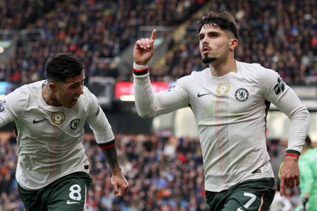 Pedro Neto (7 Chelsea) celebrates his goal during the Premier League match between Burnley and Chelsea at Turf Moor in Burnley, England on November 22nd 2025. Copyright: xSeanxChandlerx xSPPx Sportspressphoto_SPR64643