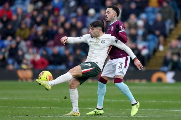 Burnley v Chelsea - Premier League Pedro Neto of Chelsea and Quilindschy Hartman of Burnley challenge during the Premier League match between Burnley and Chelsea at Turf Moor on November 22, 2025 in Burnley, England. Burnley Turf Moor England United Kingdom Copyright: xNealxSimpson Sportsphoto APLx 14142222