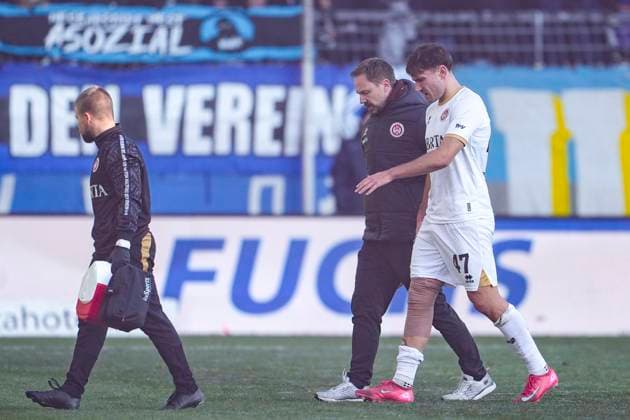 David Suarez Cardenes SVWW, 47 must be substituted, injured, injury, injury break, action, action scene, 22 11 2025, Mannheim Germany , Soccer, 3 Liga, SV Waldhof Mannheim SV Wehen Wiesbaden, DFB DFL REGULATIONS PROHIBIT ANY USE OF PHOTOGRAPHS AS IMAGE SEQUENCES AND OR QUASI VIDEO xozx