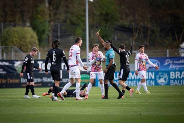 3 Liga FC Viktoria Köln SC Verl, 22 11 2025 Jonah Besong Duisburg shows Christoph Greger Viktoria Köln, 15 the yellow card Cologne, 22 11 2025 15 matchday of the 3 soccer league FC Viktoria Köln SC Verl at the Sportpark Höhenberg in Cologne The DFL regulations prohibit the use of photographs as image sequences and or quasi videos Copyright: xBEAUTIFULxSPORTS AxelxKohringx