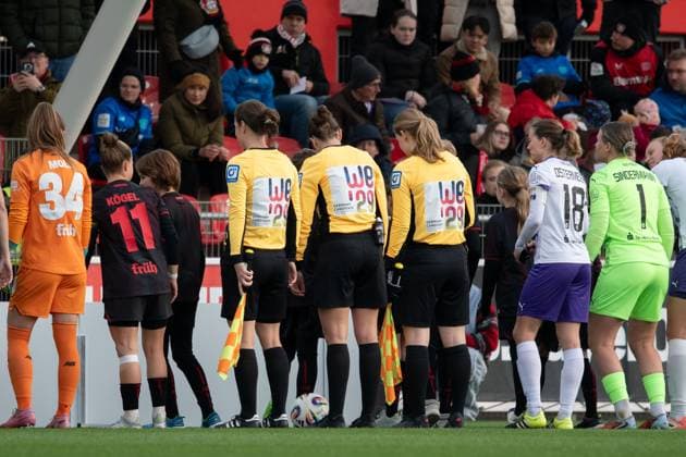 Referee beforethe Google Pixel Frauen-Bundesliga between Bayer 04 Leverkusen and SGS Essen at Ulrich-Haberland-Stadion in Leverkusen, Germany. Copyright: xQianruxZhang SPPx Sportspressphoto_SPR64649