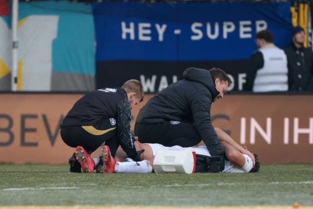 22 11 2025, xhettx, Football 3 League, SV Waldhof Mannheim SV Wehen Wiesbaden v l Injury to David Suarez Cardenes SV Wehen Wiesbaden, 47 DFL DFB REGULATIONS PROHIBIT ANY USE OF PHOTOGRAPHS as IMAGE SEQUENCES and or QUASI VIDEO Mannheim
