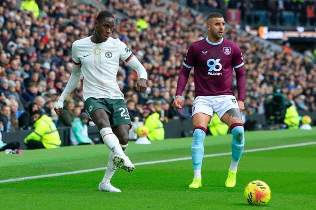 Burnley v Chelsea Premier League 22 11 2025. Trevoh Chalobah (23) of Chelsea passes the ball during the Premier League match between Burnley and Chelsea at Turf Moor, Burnley, England on 22 November 2025. Burnley Turf Moor Lancashire England Editorial use only DataCo restrictions apply See www.football-dataco.com , Copyright: xConorxMolloyx PSI-23234-0033