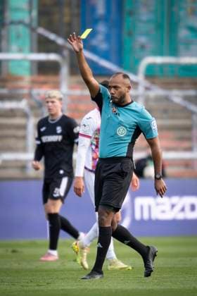3 Liga FC Viktoria Köln SC Verl, 22 11 2025 Jonah Besong Duisburg with the yellow card Cologne, 22 11 2025 15 matchday of the 3 soccer league FC Viktoria Köln SC Verl at the Sportpark Höhenberg in Cologne The DFL regulations prohibit the use of photographs as image sequences and or quasi videos Copyright: xBEAUTIFULxSPORTS AxelxKohringx
