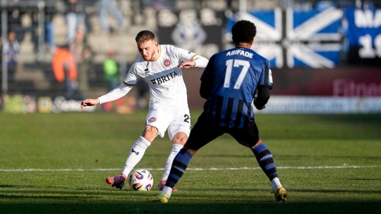v li Ole Wohlers SVWW, 21 , Samuel Abifade SV Waldhof, 17 , duel, duel, tackle, tackling, dynamics, action, action, 22 11 2025, Mannheim Germany , Football, 3 Liga, SV Waldhof Mannheim SV Wehen Wiesbaden, DFB DFL REGULATIONS PROHIBIT ANY USE OF PHOTOGRAPHS AS IMAGE SEQUENCES AND OR QUASI VIDEO xozx