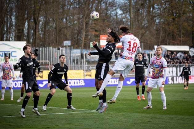 3 Liga FC Viktoria Köln SC Verl, 22 11 2025 Penalty area scene with Joshua Eze SC Verl, 6 and Tim Kloss Viktoria Köln, 18 heading the ball Cologne, 22 11 2025 15 matchday of the 3 soccer league FC Viktoria Köln SC Verl at Sportpark Höhenberg in Cologne The DFL regulations prohibit the use of photographs as image sequences and or quasi videos Copyright: xBEAUTIFULxSPORTS AxelxKohringx