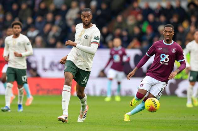 Burnley v Chelsea Premier League 22 11 2025. Tosin Adarabioyo (4) of Chelsea passes the ball watched by Jaidon Anthony (11) of Burnley during the Premier League match between Burnley and Chelsea at Turf Moor, Burnley, England on 22 November 2025. Burnley Turf Moor Lancashire England Editorial use only DataCo restrictions apply See www.football-dataco.com , Copyright: xConorxMolloyx PSI-23234-0034