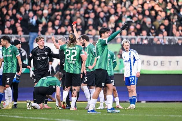 22 11 2025, Football, 2 Bundesliga, Season 2025 2026, Matchday 13, Preußen Münster FC Schalke 04, Red card for Johannes Schenk Preußen Münster , Johannes Schenk Preußen Münster flies off the pitch after colliding with Moussa Sylla FC Schalke 04 xRHR PHOTO YYx Copyright: KROEGER RHR-FOTOx RHR-FOTO YY