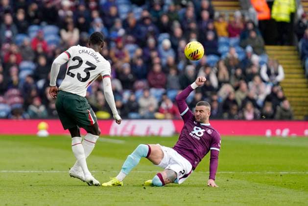 Burnley v Chelsea FC, Burnley, UK - 22 Nov 2025 Kyle Walker of Burnley FC battles for the ball with Trevoh Chalobah of Chelsea FC during the Premier League match between Burnley and Chelsea FC at Turf Moor, Burnley on 22 November 2025 ( Burnley Turf Moor Burnley England Copyright: xHarryxCornish PPAUKx PPA-231064
