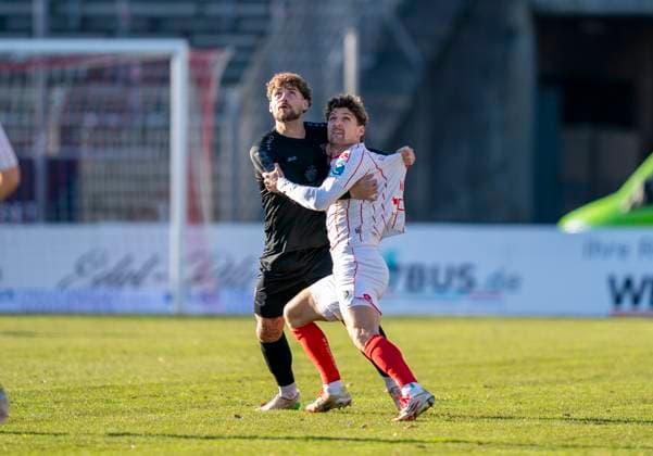 duel between Jan Luca Rumpf Sportfreunde Siegen, 13 and Enzo Wirtz Fortuna Koeln, 9 Sportfreunde Siegen Fortuna Köln 22 11 2025 Soccer, Regionalliga West, Matchday 16, GER, Siegen, Leimbachstadion Copyright: HMBxMedia xMarcoxBader