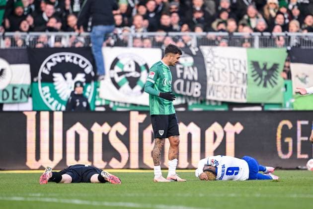 22 11 2025, Football, 2 Bundesliga, Season 2025 2026, Matchday 13, Preußen Münster FC Schalke 04, Johannes Schenk Preußen Münster and Moussa Sylla FC Schalke 04 have clashed xRHR PHOTO YYx Copyright: KROEGER RHR-FOTOx RHR-FOTO YY