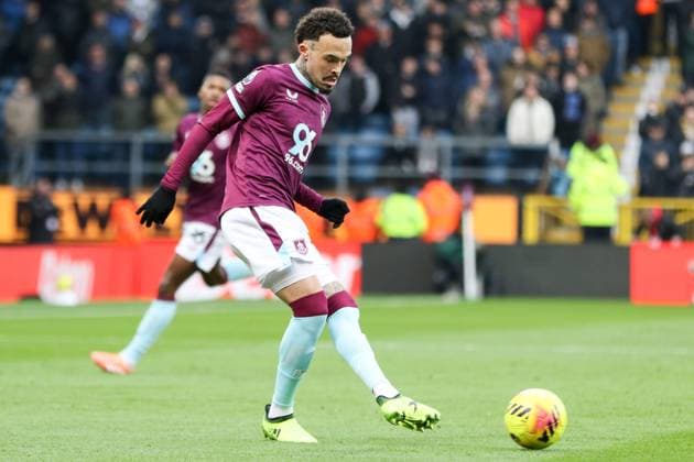 Quilindschy Hartman (3 Burnley) controls the ball during the Premier League match between Burnley and Chelsea at Turf Moor in Burnley, England on November 22nd 2025. Copyright: xSeanxChandlerx xSPPx Sportspressphoto_SPR64650