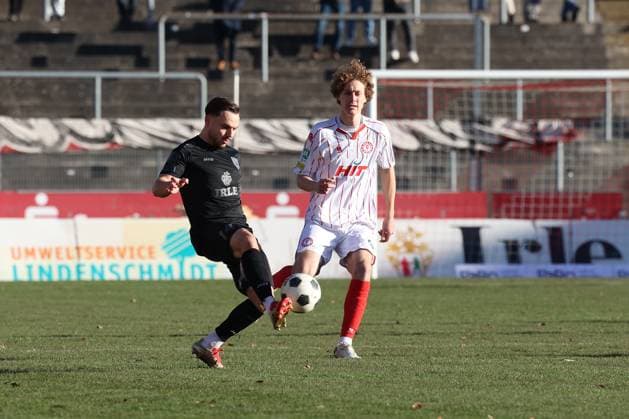 Oemer Ömer Tokac SI li vs Seymour Fuenger Fünger K re Soccer Regionalliga West, Matchday 16, Sportfreunde Siegen SC Fortuna Koeln Köln , on 22 11 2025 in Siegen Germany
