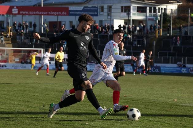 Jan Luca Rumpf SI li vs Nico Thier K re Soccer Regionalliga West, Matchday 16, Sportfreunde Siegen SC Fortuna Koeln Köln , on 22 11 2025 in Siegen Germany