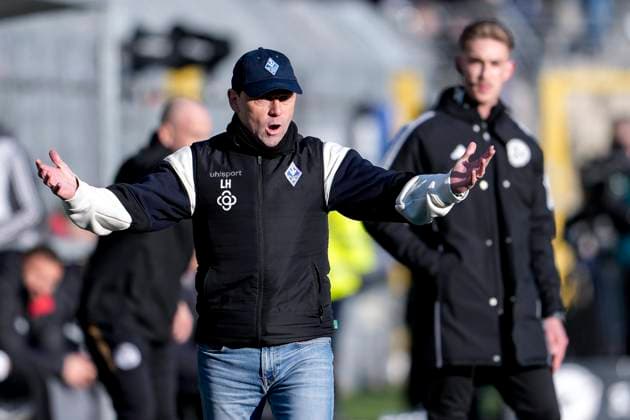 Luc Holtz coach, head coach, SV Waldhof , gives instructions, gestures, gesticulates with arms, single image, single photo, action, action, 22 11 2025, Mannheim Germany , Football, 3 Liga, SV Waldhof Mannheim SV Wehen Wiesbaden, DFB DFL REGULATIONS PROHIBIT ANY USE OF PHOTOGRAPHS AS IMAGE SEQUENCES AND OR QUASI VIDEO xozx