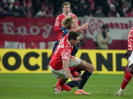 GER, 1 FBL, 1 FSV Mainz 05 vs TSG Hoffenheim 21 11 2025, MEWA Arena, Mainz, GER, 1 FBL, 1 FSV Mainz 05 vs TSG Hoffenheim , in the picture Dominik Kohr Mainz fouls Max Moerstedt Hoffenheim and receives the red card after video evidence DFL regulations prohibit any use of photographs as image sequences and or quasi video nordphotoxGmbHx xBratic nph00250