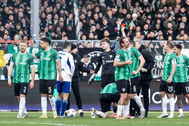 2 Soccer Bundesliga SC Preußen Münster FC Schalke 04 22 11 2025 Florian Lecher Referee, Insel Poel shows red card for Johannes Schenk SC Preußen Münster, 1 2 Soccer Bundesliga 13 Matchday SC Preußen Münster FC Schalke 04 LVM Preußenstadion, Münster 22 11 2025 DFL regulations prohibit any use of photographs as image sequences and or quasi video Copyright: xBEAUTIFULxSPORTS Buriakovx
