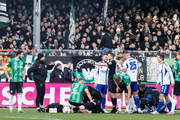 2 Bundesliga SC Preußen Münster FC Schalke 04 22 11 2025 Johannes Schenk SC Preußen Münster, 1 , Moussa Sylla FC Schalke 04, 9 get medical help after the foul 2 Bundesliga 13 Matchday SC Preußen Münster FC Schalke 04 LVM Preußenstadion, Münster 22 11 2025 DFL regulations prohibit any use of photographs as image sequences and or quasi video Copyright: xBEAUTIFULxSPORTS Buriakovx