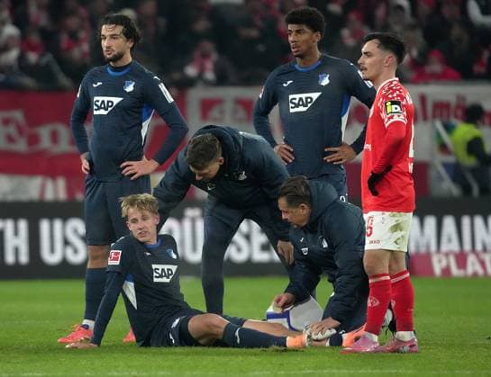 GER, 1 FBL, 1 FSV Mainz 05 vs TSG Hoffenheim 21 11 2025, MEWA Arena, Mainz, GER, 1 FBL, 1 FSV Mainz 05 vs TSG Hoffenheim , in the picture Max Moerstedt Hoffenheim is treated after the foul by Dominik Kohr Mainz , DFL regulations prohibit any use of photographs as image sequences and or quasi video nordphotoxGmbHx xBratic nph00250