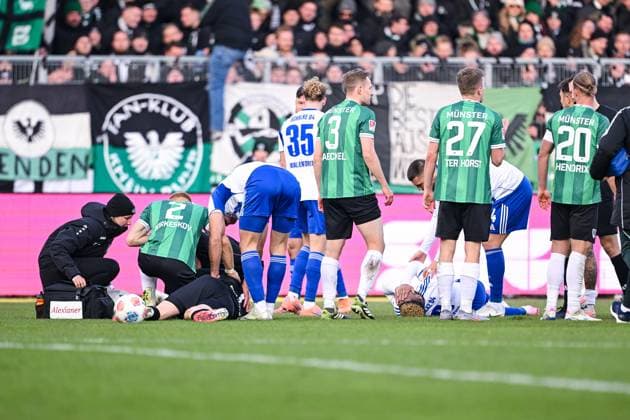 22 11 2025, Football, 2 Bundesliga, Season 2025 2026, Matchday 13, Preußen Münster FC Schalke 04, Johannes Schenk Preußen Münster is on the ground and Nikola Katic FC Schalke 04 puts him in the recovery position, xRHR PHOTO YYx Copyright: KROEGER RHR-FOTOx RHR-FOTO YY