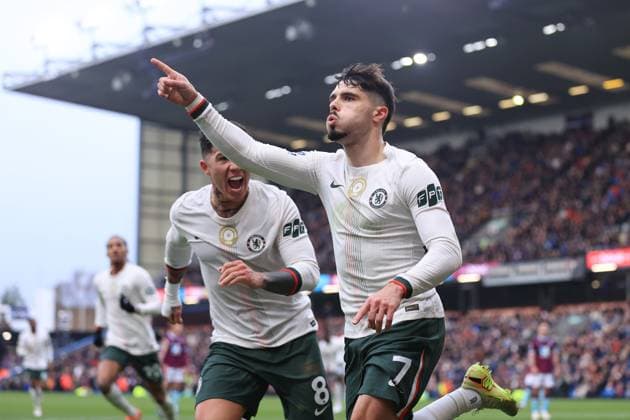 Fußball Premier League Burnley gegen Chelsea 22. November 2025 Premier League Burnley gegen Chelsea Pedro Neto von Chelsea R feiert mit Enzo Fernandez von Chelsea nach ihrem 1. Tor Foto Simon Stacpoole Abseits Burnley UK  Copyright: xSimonxStacpoolexOffside